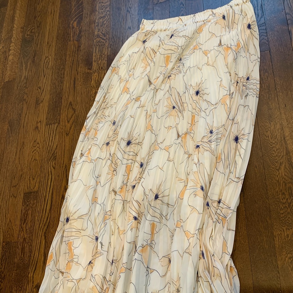 Pleated skirt